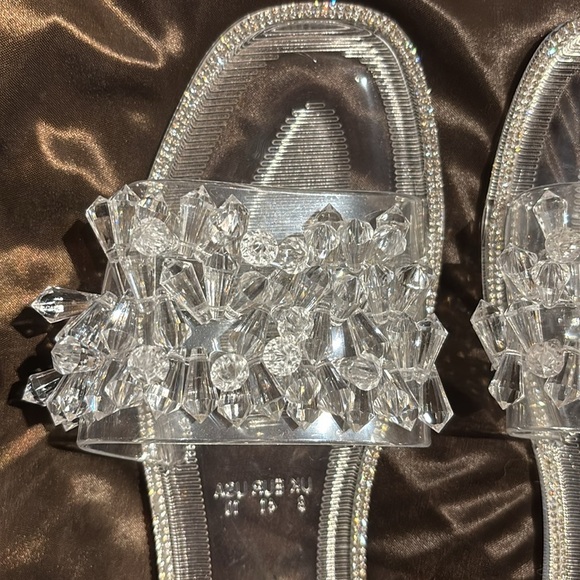 MUDD SLIDE/SANDALS CLEAR CRYSTAL EMBELLISHMENT SILVER SPARKLE TRIM
FUN & STYLISH - Picture 2 of 13